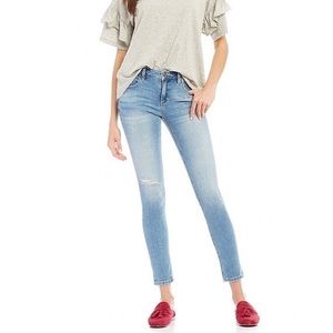 MISS ME - LIGHT WASH SKINNY JEANS